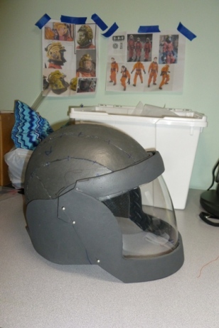 For now the visor is not attached, as I'll have to paint and everything before I glue it in. 